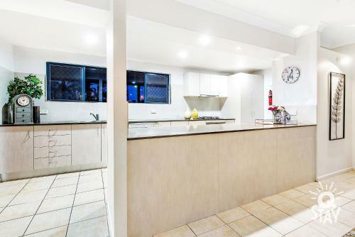 Broadbeach Waters 7 Bedroom Home With Pool - Qstay