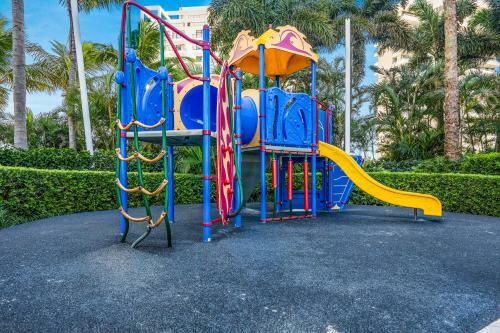 Apartamento Stylish? ?unit? ?with? ?pools,? ?playground? ?and ?ocean? ?views?