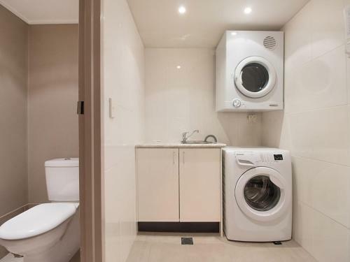 Kooringal Unit 17 - Panoramic Ocean Views From This 5th Floor Apartment