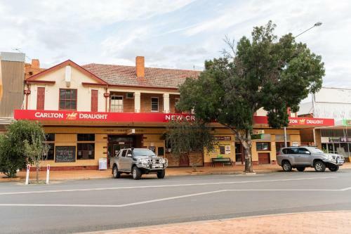 New Crown Hotel Motel