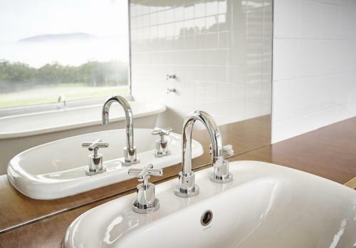 Bundaleer - Architect Designed, Stunning Views!