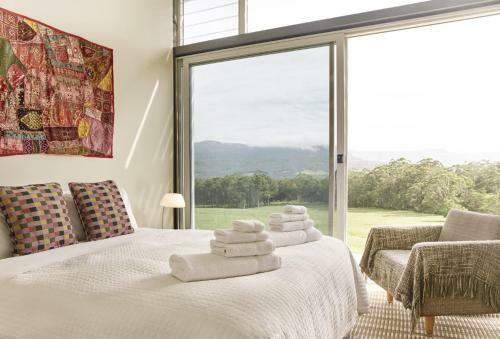 Bundaleer - Architect Designed, Stunning Views!