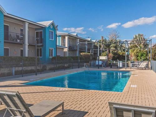 Waters Edge Apartment With Jetty