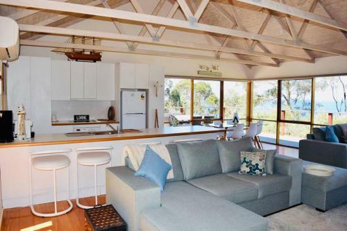 Stunning Beach Views, 4 Bed, Sleeps 8, Pool Table, Wifi- Lorne