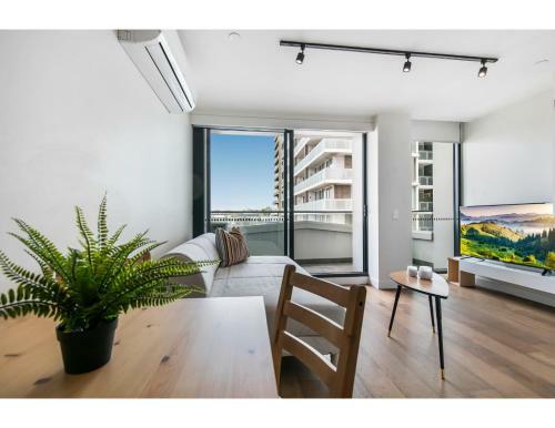 Apartamento Shop Til You Drop At Sleek Unit In Hip Area