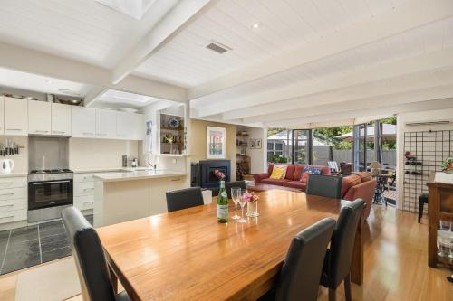 Parking, Fireplace And Bbq Deck In Chic 2-bed House