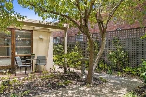 Parking, Fireplace And Bbq Deck In Chic 2-bed House