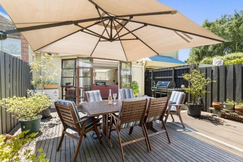 Parking, Fireplace And Bbq Deck In Chic 2-bed House