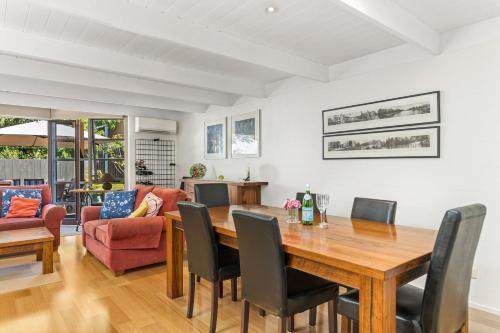 Parking, Fireplace And Bbq Deck In Chic 2-bed House