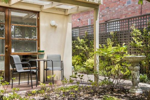 Parking, Fireplace And Bbq Deck In Chic 2-bed House