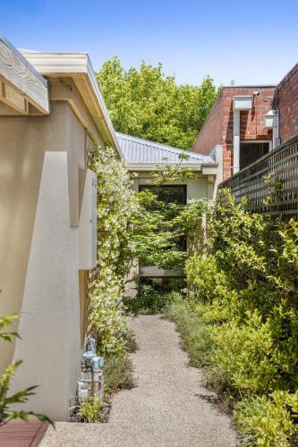 Parking, Fireplace And Bbq Deck In Chic 2-bed House