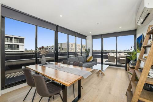 Luxe 3-bed Apartment Near Lygon St Bars And Dining