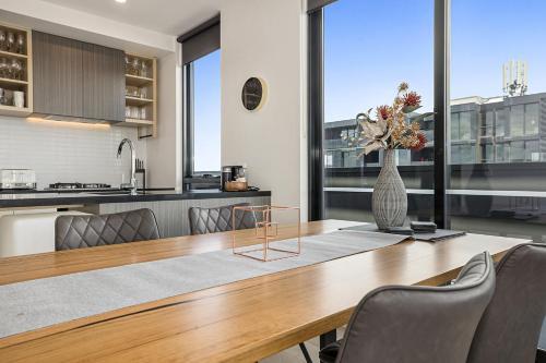 Luxe 3-bed Apartment Near Lygon St Bars And Dining