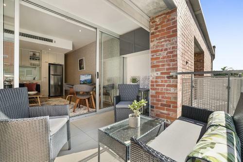 Apartamento Designer 2-bed Unit With Balcony Metres From Beach