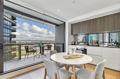 Stylish Apartment With Views At Docklands Waterfront