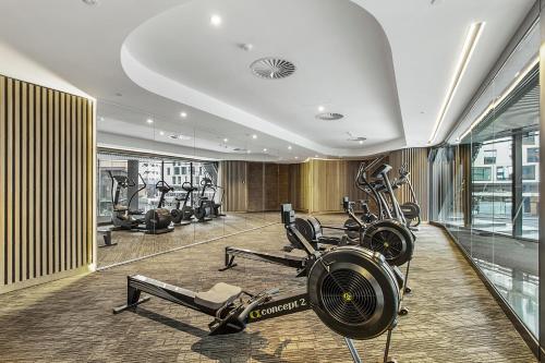Stylish Apartment With Views At Docklands Waterfront