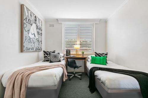 Oversized Apartment Close To City, Parks, Mcg