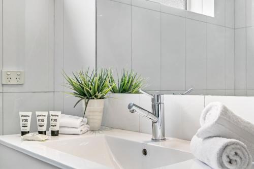 Oversized Apartment Close To City, Parks, Mcg