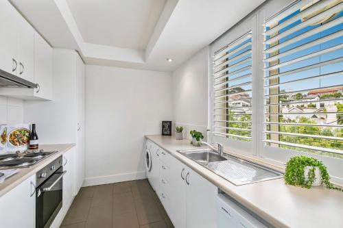 Oversized Apartment Close To City, Parks, Mcg