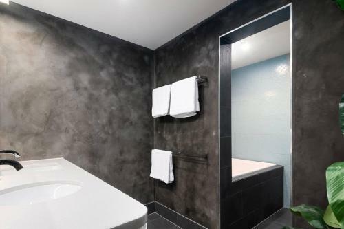 Spacious Designer Warehouse Melbourne Cbd Apartment