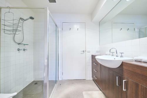 Stylish Port Melbourne Apartment