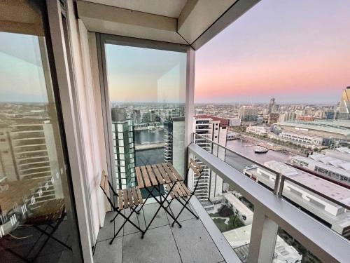 Modern Docklands Apartment City View 3b Lv34