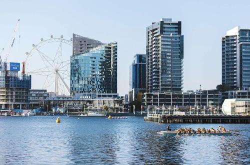 Modern Docklands Apartment City View 3b Lv34