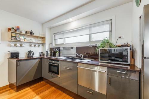 Spacious Homely City Apartment, Near River Walks