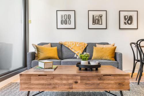 Modern Apartment With Balcony Near Kings Domain