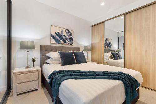 Modern Apartment With Balcony Near Kings Domain
