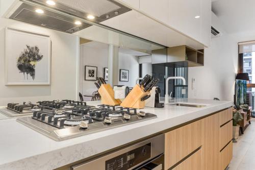 Modern Apartment With Balcony Near Kings Domain