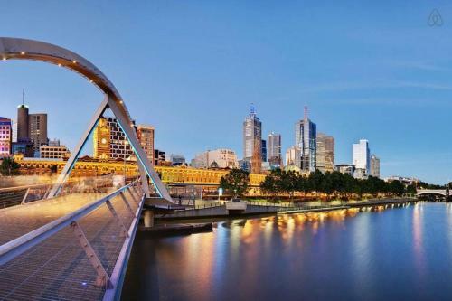 A Stylish Cbd Apartment With A Stunning View