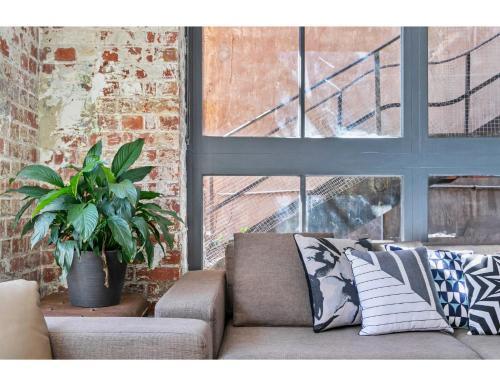 Chic Warehouse Apartment In Hipster, Foodie Hub