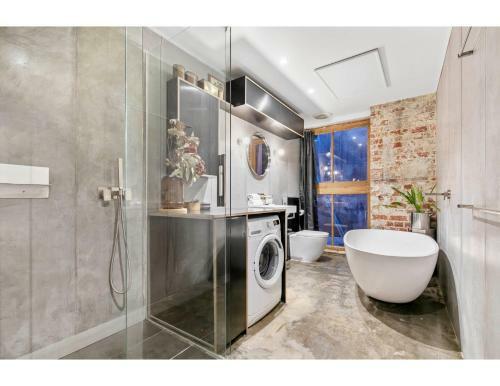 Chic Warehouse Apartment In Hipster, Foodie Hub