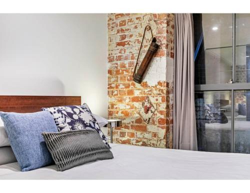 Chic Warehouse Apartment In Hipster, Foodie Hub