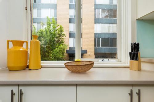 Retro Styled 3 Bedroom Apartment With Tree Views