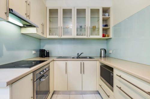 Retro Styled 3 Bedroom Apartment With Tree Views