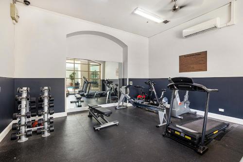 Apartamento Comfy 2-bed Unit In Cbd With Pool, Parking And Gym