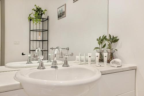 Apartamento Comfy 2-bed Unit In Cbd With Pool, Parking And Gym