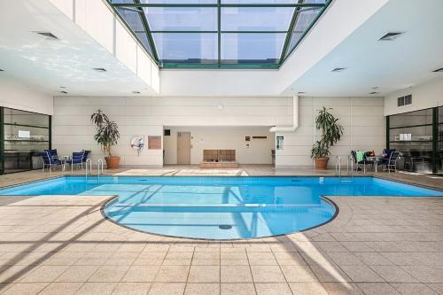 Apartamento Comfy 2-bed Unit In Cbd With Pool, Parking And Gym