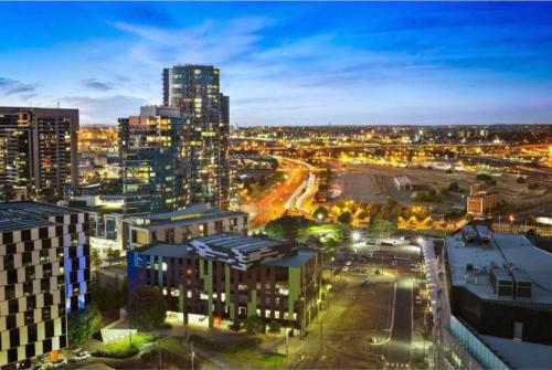 2bedroom Apartment With Views In Docklands Next To Cbd & Marvel Stadium