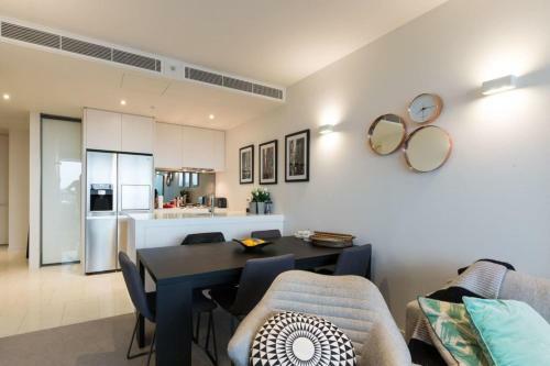 Apartamento Laurent Balcony Views Steps From Laneway Vibes