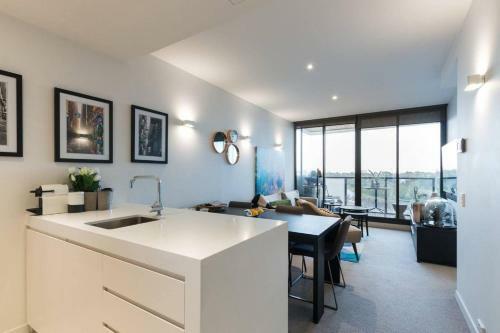 Apartamento Laurent Balcony Views Steps From Laneway Vibes