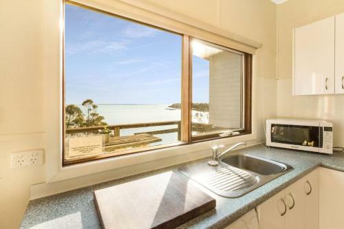 Lakescapes Cottage - 180 Degree Panoramic Views