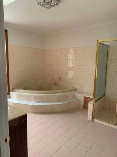 Cozy Ensuite Master Bedroom In Bentleigh East