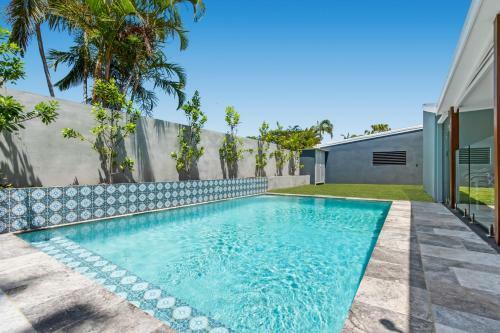 Gorgeous Sun-soaked Family Getaway With Pool
