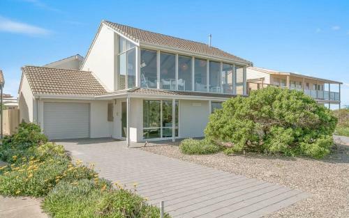Middleton 'glass House' By The Ocean