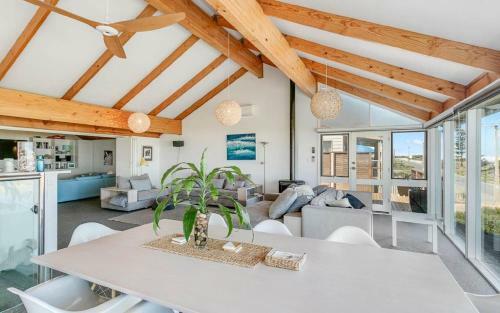 Middleton 'glass House' By The Ocean