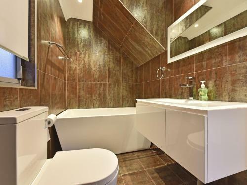 The Boat House Absolute Waterfront And Jetty