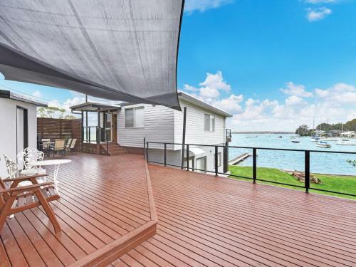 The Boat House Absolute Waterfront And Jetty